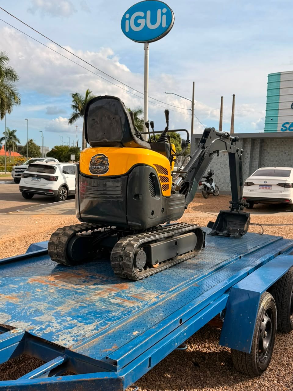 Mini escavadeira da frota Castelli pronta para locação e serviço — foto 10
