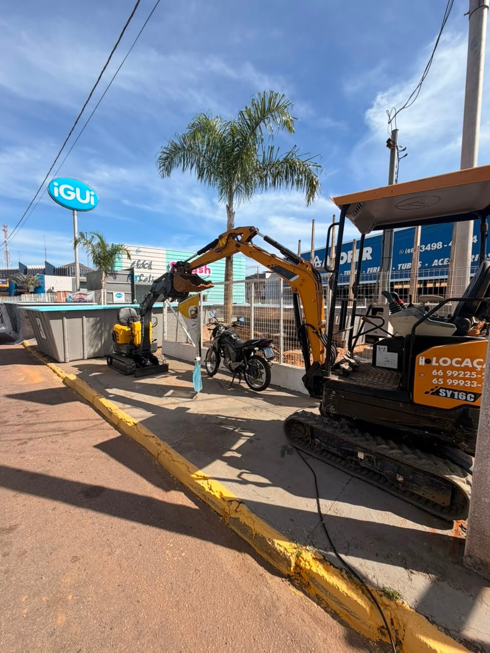 Mini escavadeira da frota Castelli pronta para locação e serviço — foto 11
