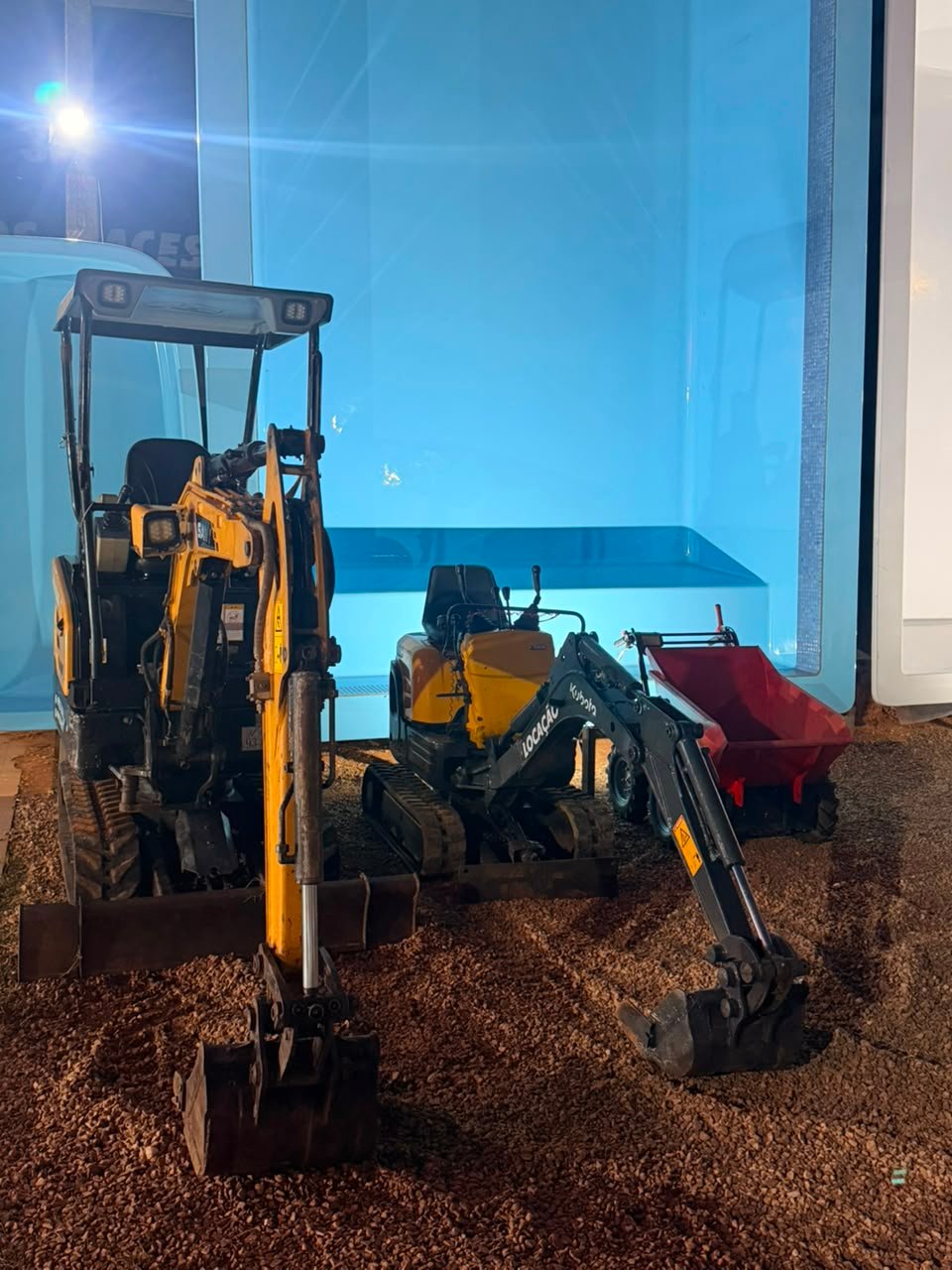 Mini escavadeira da frota Castelli pronta para locação e serviço — foto 6