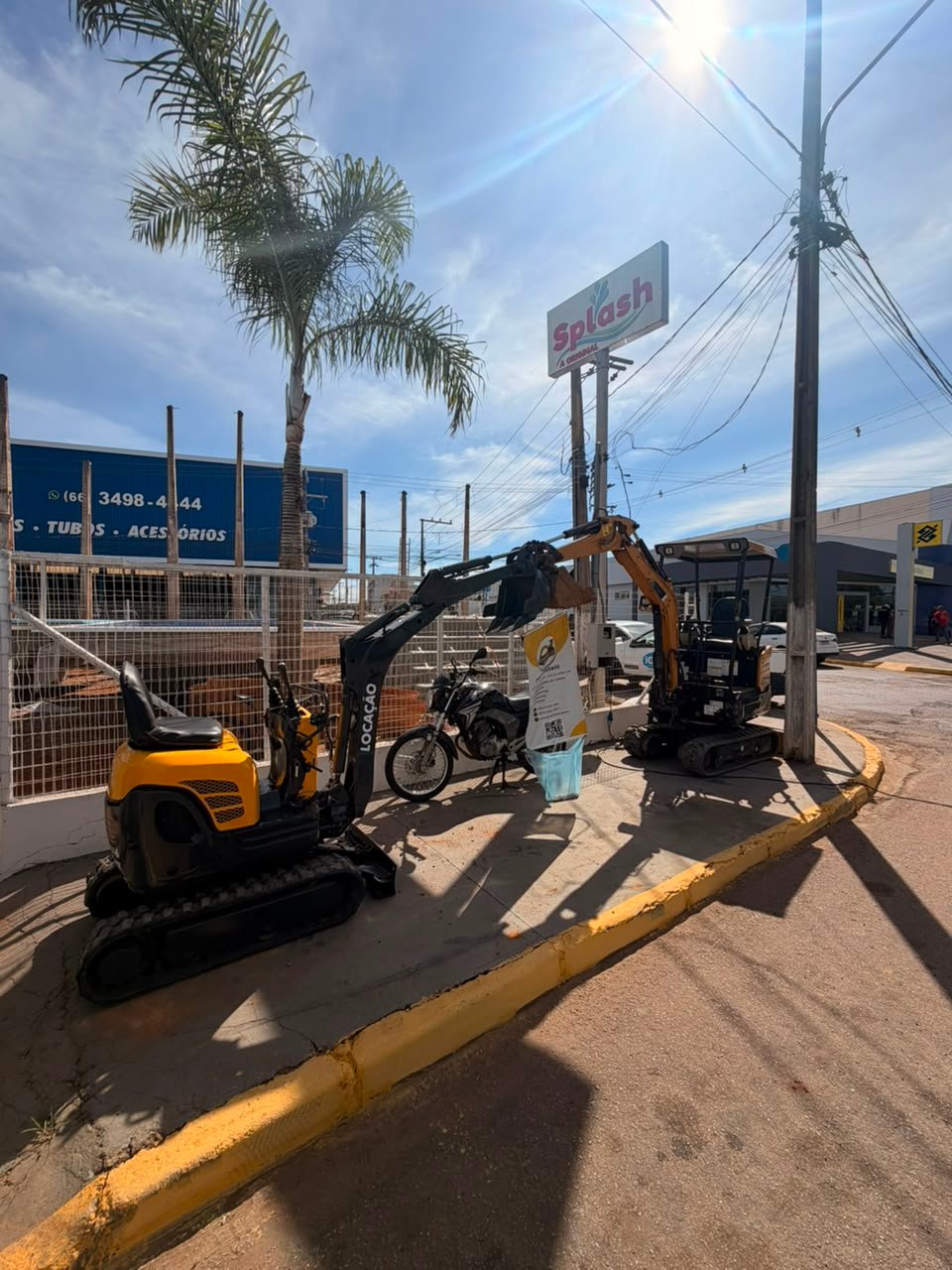 Mini escavadeira da frota Castelli pronta para locação e serviço — foto 7
