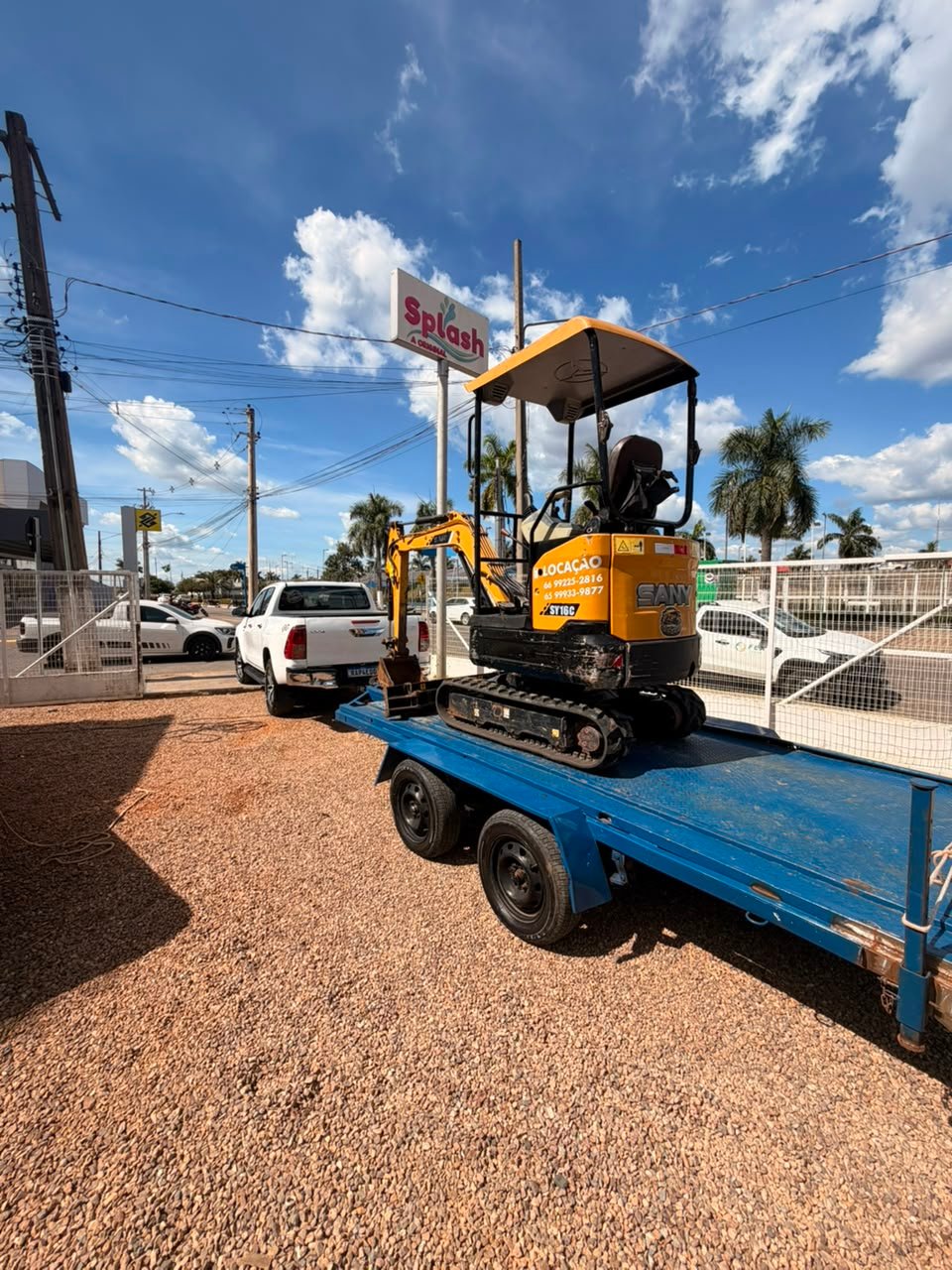 Mini escavadeira da frota Castelli pronta para locação e serviço — foto 9